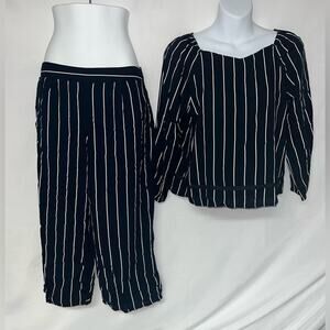 Abercrombie kids set navy blue and white striped
Size 13/14
